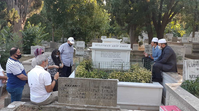 Süleyman Arif Emre, Karacaahmet Mezarlığı’ndaki kabri başında anıldı.