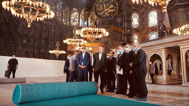 Cumhurbaşkanı Erdoğan, Ayasofya Camii'nde halıları  inceledi. 
