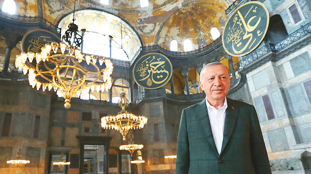 Önce Ayasofya Camisi’ne giden Erdoğan, yürütülen çalışmalarla ilgili bilgi aldı.