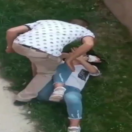 Erzurumda sevgilisi olduğu iddia edilen vahşi adam, genç kızı saçından tutup yere yatırarak böyle darp etti