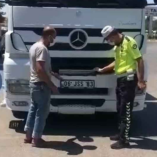 Plaka gizlemek için yapılan düzenek polisi bile şaşkına çevirdi