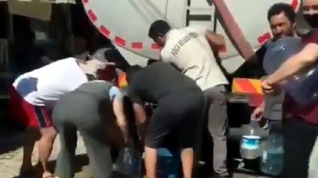 İzmir Foça'da evlerine denizden su taşıyan vatandaş isyan etti: Hiç kimse tepki vermiyor, ben hayret ettim