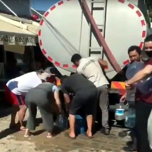 İzmir Foçada evlerine denizden su taşıyan vatandaş isyan etti: Hiç kimse tepki vermiyor, ben hayret ettim