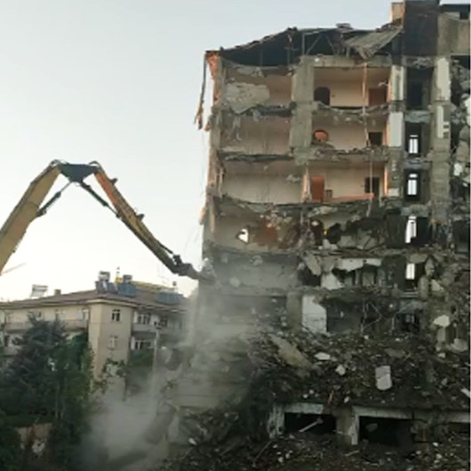 Elazığ’da hasarlı bina kontrollü şekilde yıkıldı