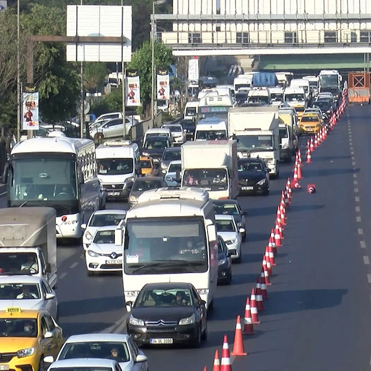 Onarım sebebiyle trafiğin tek şeride düştüğü Haliç Köprüsünde uzun kuyruk oluştu