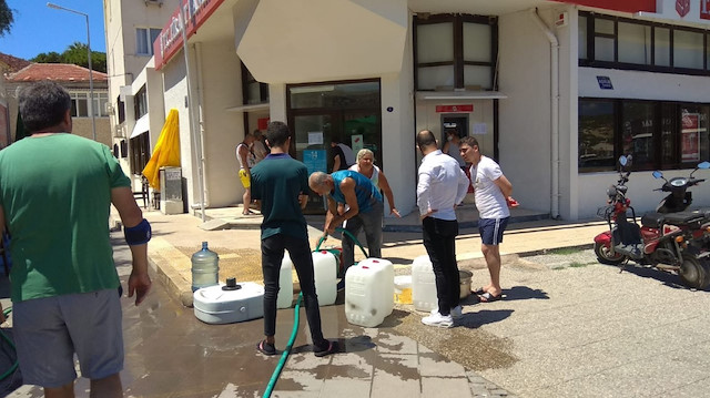 İzmir'in Foça ilçesinde, bir türlü çözülemeyen su sorunu halkı canından bezdirdi. 