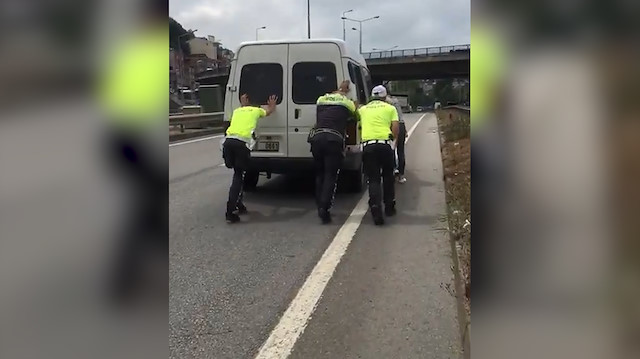 Trabzon'da polis ekipleri yolda kalan bir vatandaşın aracını itti