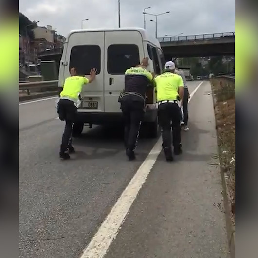 Trabzonda polis ekipleri yolda kalan bir vatandaşın aracını itti