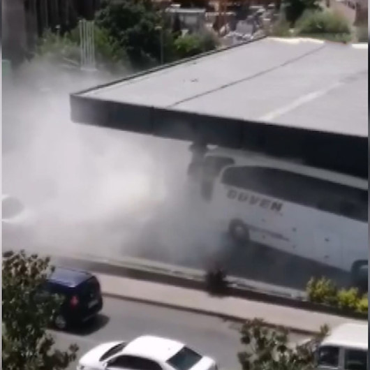 Gaziosmanpaşada yolcu otobüsü benzinliğe daldı: Olay yerinden ilk görüntüler