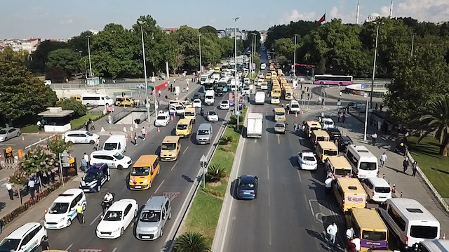Çok sayıda dolmuş şoförü yolcu sayısının azalması nedeniyle İBB önünde eylem yapıyor