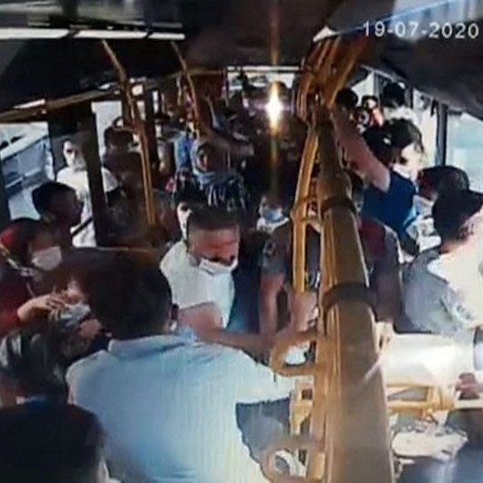 Halk otobüsüne parayla binemedi, şoföre sinirlenip camları kırdı