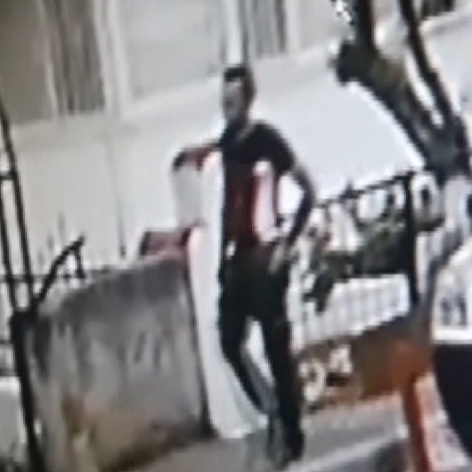 İzmirde bıçakla önünü kestiği kadına tecavüz etmeye kalkışan sapık kamerada