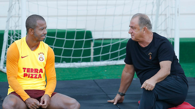 Brezilyalı sağ bek Mariano ve teknik direktör Fatih Terim idman sonrasında vedalaştı.