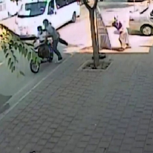 Yaşlı kadının, oğlunun düğünü için çektiği parayı çalan kapkaççılar kamerada