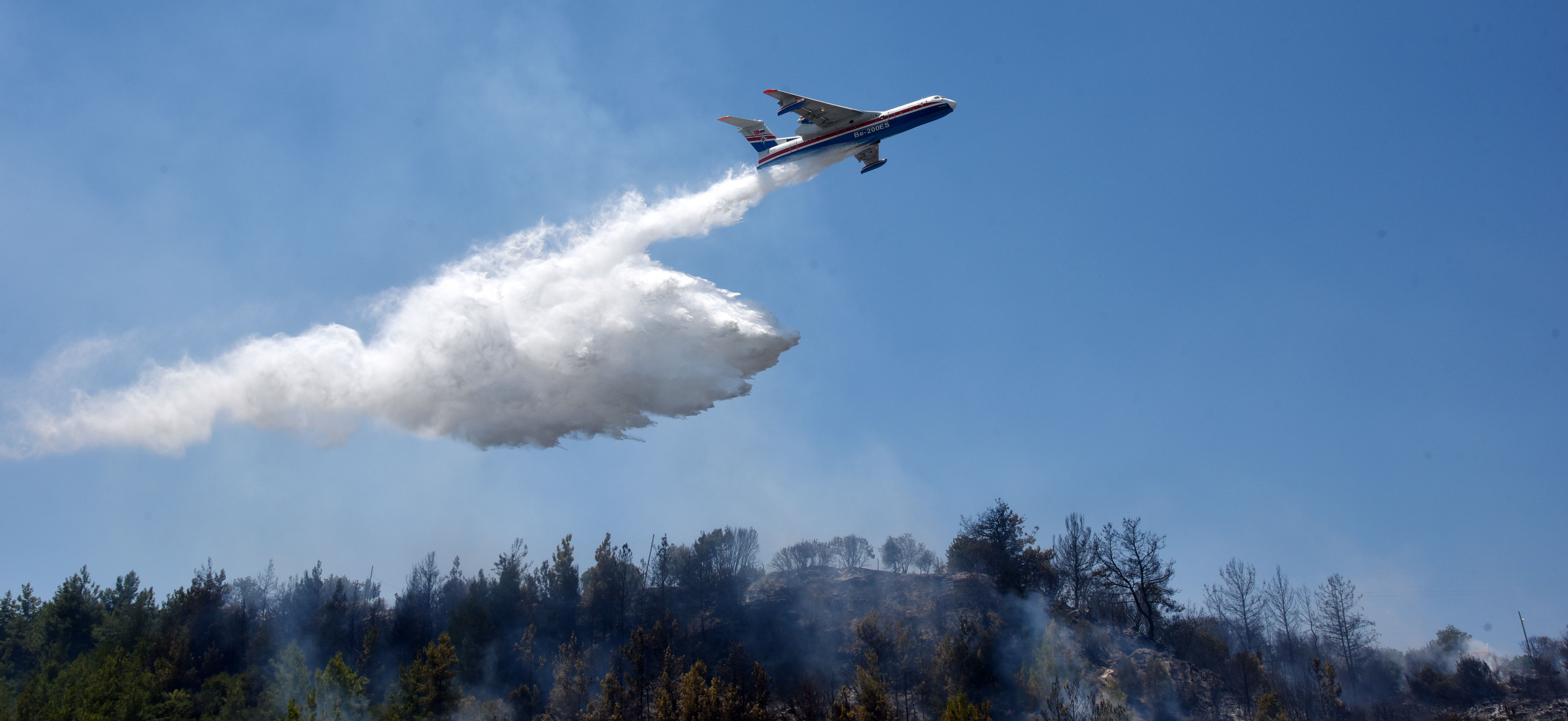 Aksu'daki yangına, söndürme uçakları da müdahale etti. 