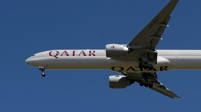 FILE PHOTO: A Qatar Airways passenger plane comes in to land at London Heathrow airport, following the outbreak of the coronavirus disease (COVID-19), London, Britain, May 21, 2020. REUTERS/Toby Melville/File Photo

