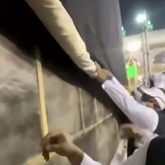 Kabe ihramını giydi