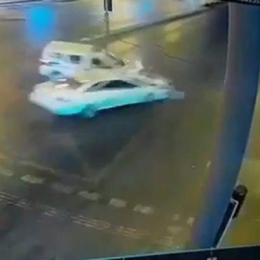 Zabıta aracına karşı şeritten hızla gelen otomobil çarptı