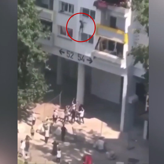 Fransada iki çocuk, yanan binanın camından atladı