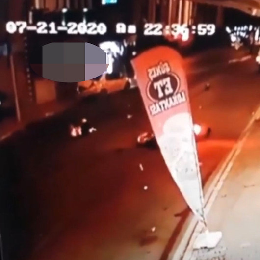 U dönüşü yapan otomobil kazaya sebep oldu: Motosikletteki 1i polis 2 kişi yaralandı