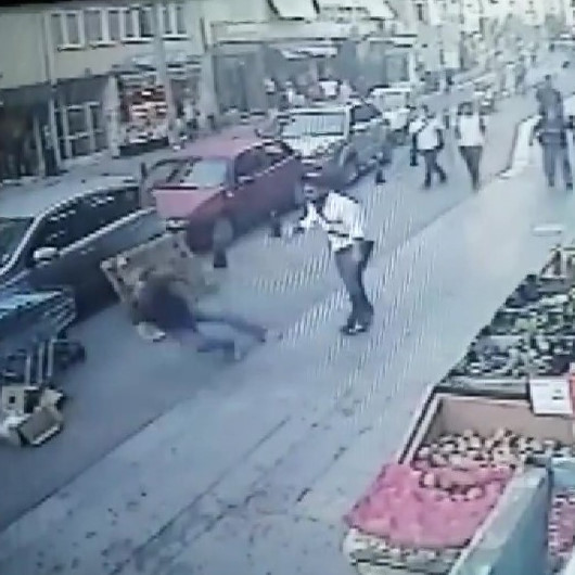 Kadıköyde yol ortasındaki bıçaklı kavga kamerada