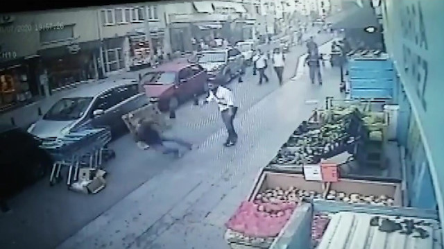 Kadıköy'de yol ortasındaki bıçaklı kavga kamerada