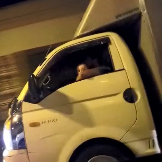 Kucağında çocukla kamyonet kullanan sürücü kamerada