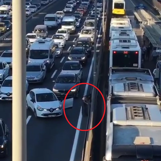 E-5te kedi kurtarma operasyonu: Sol şeritte giderken durup kediyi arabasına aldı