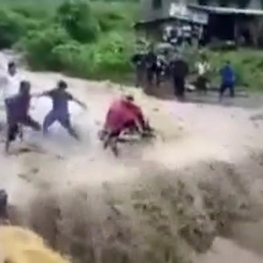 Taşan nehre aldırış etmeyen motosikletli, sel sularına kapıldı