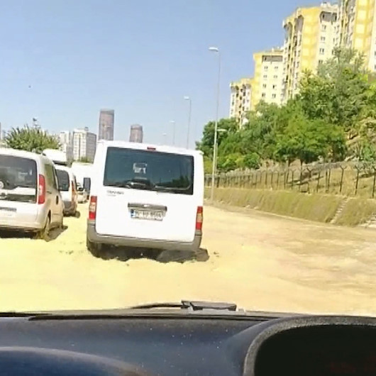 Halkalıda su borusu patladı: Yollar göle döndü, araçlar zor anlar yaşadı