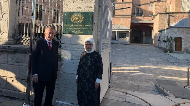 Cumhurbaşkanı Erdoğan ve eşi Emine Erdoğan, Ayasofya Camii'nin yeni tabelasının önünde fotoğraf çektirdi.
