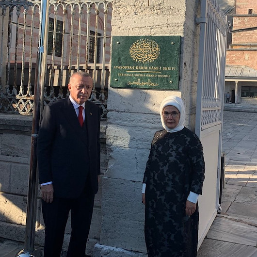 Tarihi güne sayılı saatler kala Ayasofya Camisine Ayasofya-i Kebir Cami-i Şerifi tabelası asıldı