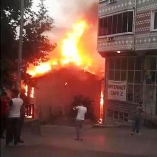 Bursada iki katlı bina alevler içinde kaldı