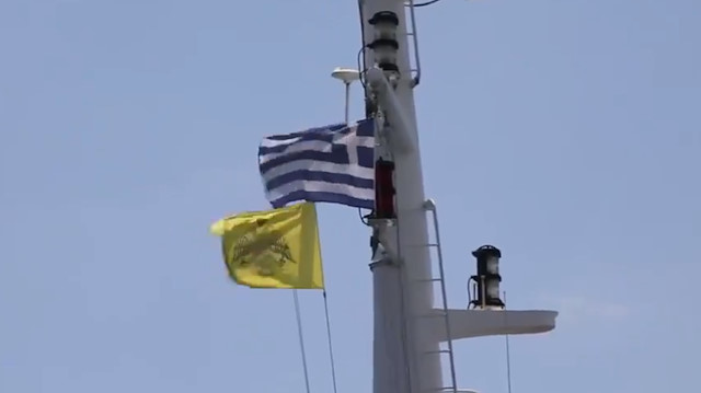 Dedeağaç açıklarındaki Yunan römorkunun grandi direğine çekilen Yunanistan ve Bizans bayrakları görülüyor.