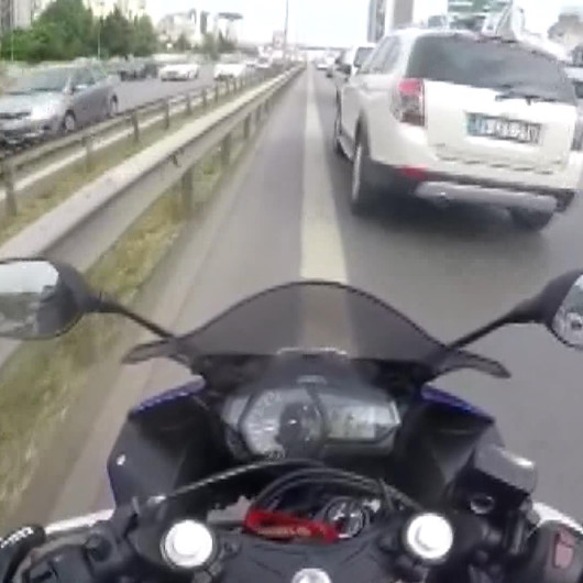 Maltepede motosikletliyi sıkıştıran otomobil kazaya sebep oldu