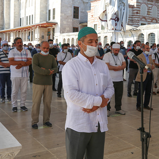 Yazar Asım Gültekin için Fatih Camisinde gıyabi cenaze namazı kılındı