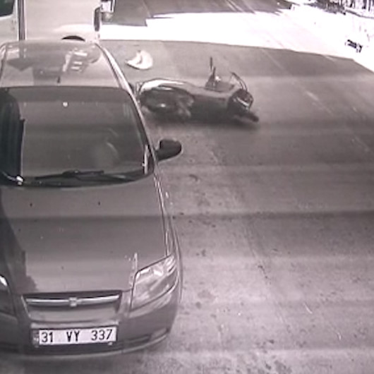 Kediyi ezmemek için motosikletiyle kaza yaptı
