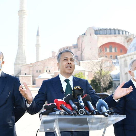 Ayasofyaya gelenler yanlarında 4 şey getirsin: Maske, seccade...