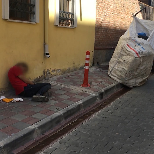 Minik vücudu büyük sorumluluğa dayanamadı: Kazandığı parayı avucuna sıkıştırıp kaldırımda uyuya kaldı