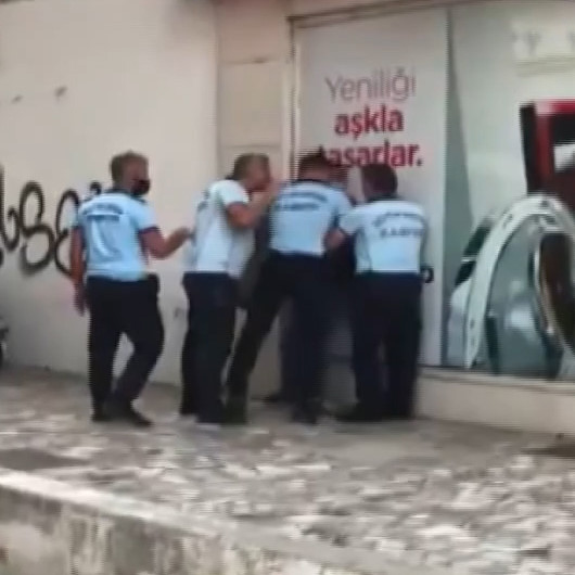Antalyada zabıtalar duvara yasladıkları seyyar satıcıyı sokak ortasında dövdü