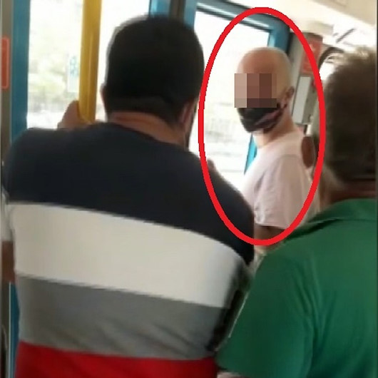 Metroda kadınların gizlice fotoğrafının çekildiği iddiası yolcuları çılgına çevirdi: Şüpheliyi darp ettiler