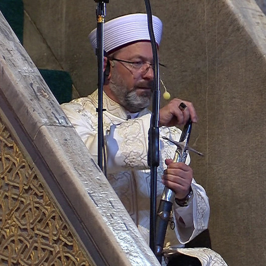 Diyanet İşleri Başkanı Erbaş hutbeyi neden kılıçla verdi?