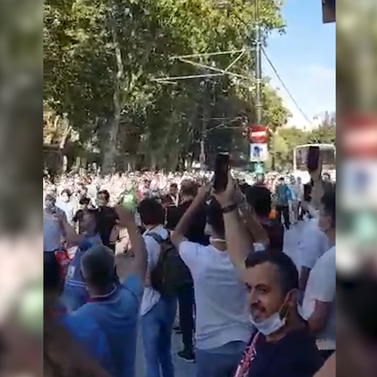 Ayasofyada insan seli: Türkiyenin dört bir yanından gelen vatandaşlar koşarak alana giriyor