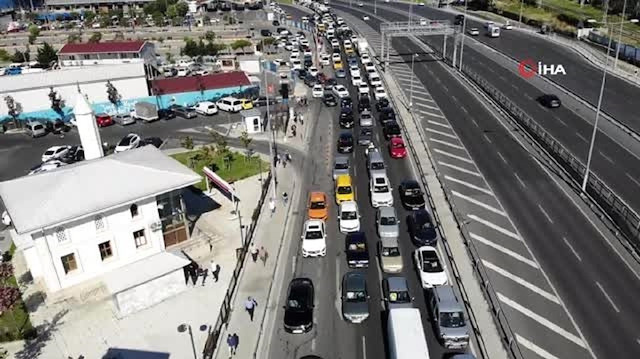 Ayasofya'ya gitmek için yollara dökülen vatandaşlar sahil yolunda yoğun trafiğe neden oldu. 