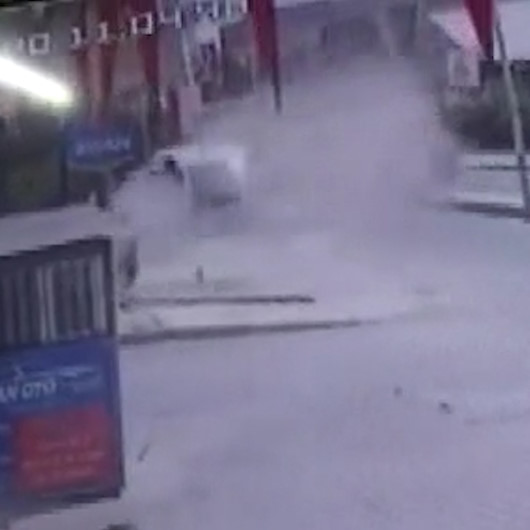Arnavutköyde iş yerinde patlama anı kamerada