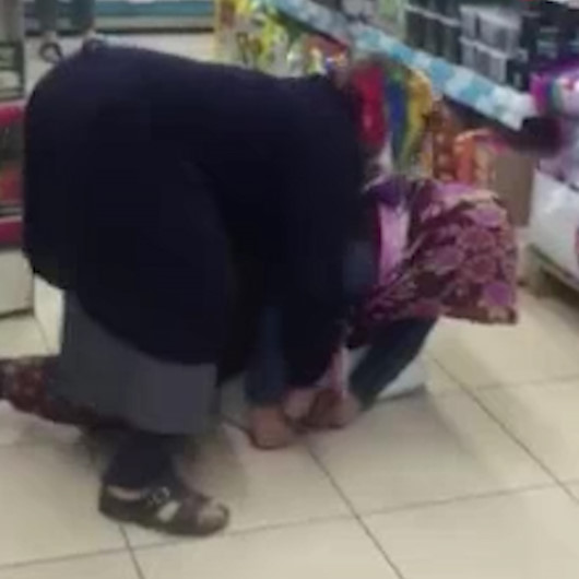 Konyada kadınların indirim ürünü kavgası kamerada