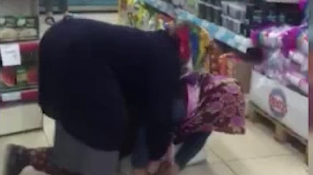 Konya'da kadınların indirim ürünü kavgası kamerada