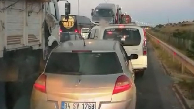 Ambulansın emniyet şeridini işgal eden sürücülerle imtihanı