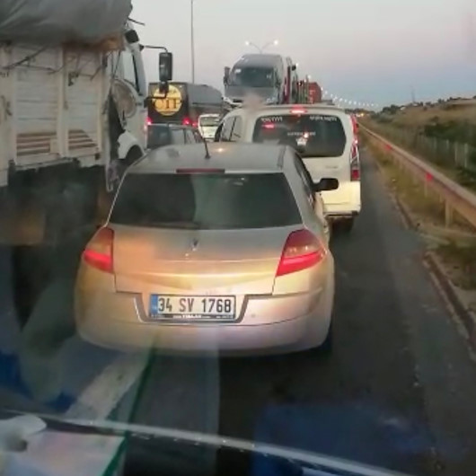 Ambulansın emniyet şeridini işgal eden sürücülerle imtihanı