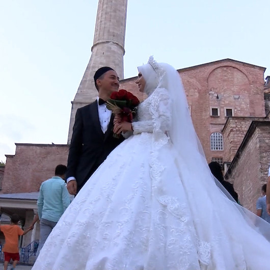 Almanyada evlenecek olan çift önce gelinlik ve damatlıkla Ayasofya Camisine geldi